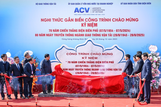 Thủ tướng và các đại biểu thực hiện nghi thức gắn biển công trình chào mừng kỷ niệm 70 năm Chiến thắng Điện Biên Phủ và 80 năm Ngày truyền thống ngành GTVT