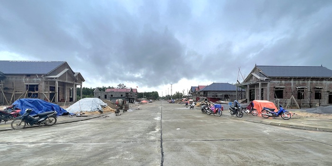 Các ngôi nhà tại khu tái định cư xã Vạn Ninh, huyện Quảng Ninh đang dần hoàn thiện.
