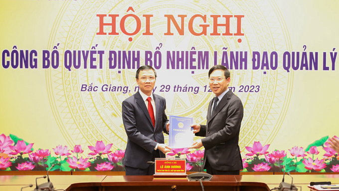 Chủ tịch UBND tỉnh Bắc Giang Lê Ánh Dương trao quyết định bổ nhiệm cho đồng chí Nguyễn Văn Thi.