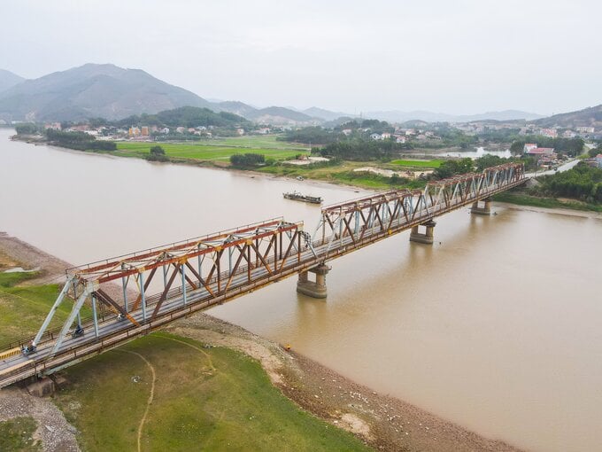 Cầu Cẩm Lý là cầu duy nhất trên cả nước còn đường bộ đi chung đường sắt.
