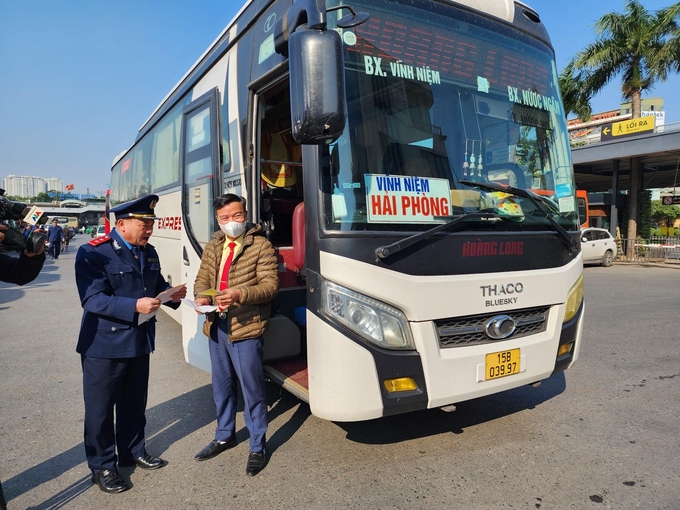 Thanh tra GTVT Hà Nội kiểm tra phương tiện hoạt động tại BX Nước Ngầm.