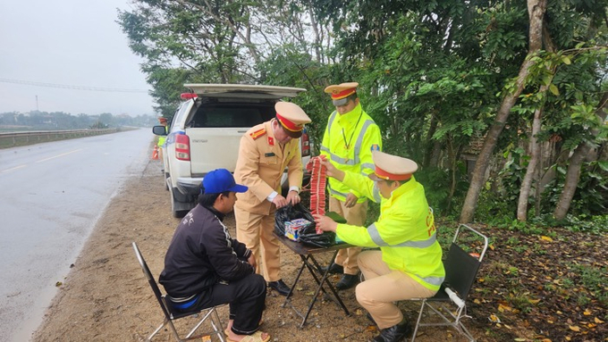 Lực lượng CSGT, Công an tỉnh Quảng Bình luôn đẩy mạnh công tác tuyên truyền, vận động người dân chấp hành nghiêm quy định của pháp luật về vũ khí, vật liệu nổ, công cụ hỗ trợ và pháo.