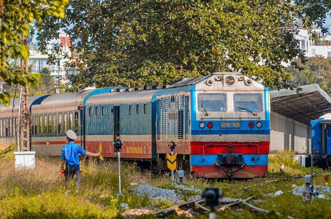 Tổng công ty Đường sắt Việt Nam yêu cầu Ban Quản lý dự án tăng cường kiểm tra, rà soát tất cả các điểm thi công, có các biện pháp xử lý cụ thể đối với các nhà thầu thi công vi phạm bảo đảm an toàn giao thông trong quá trình thi công