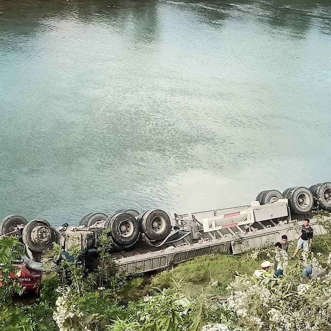 Chiếc xe đầu kéo biển số Sơn La lao xuống sông
