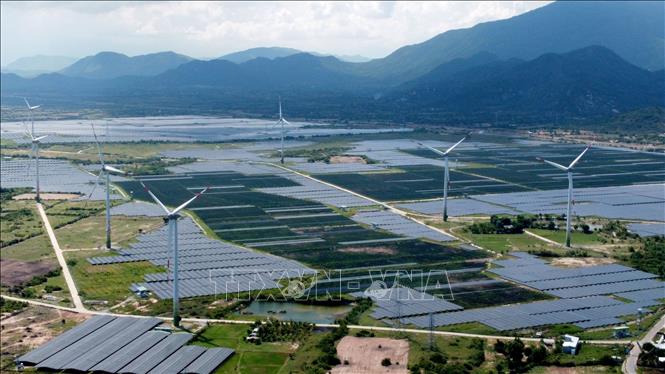 Tổ hợp nhà máy điện gió kết hợp điện mặt trời trên địa bàn huyện Thuận Nam (Ninh Thuận). Ảnh: Huy Hùng/TTXVN