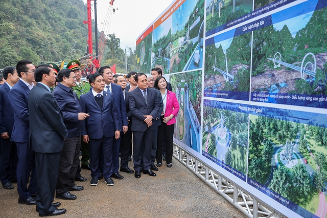 Thủ tướng nghe đơn vị thi công trình bày các điểm nhấn trên tuyến cao tốc Đồng Đăng - Trà Lĩnh