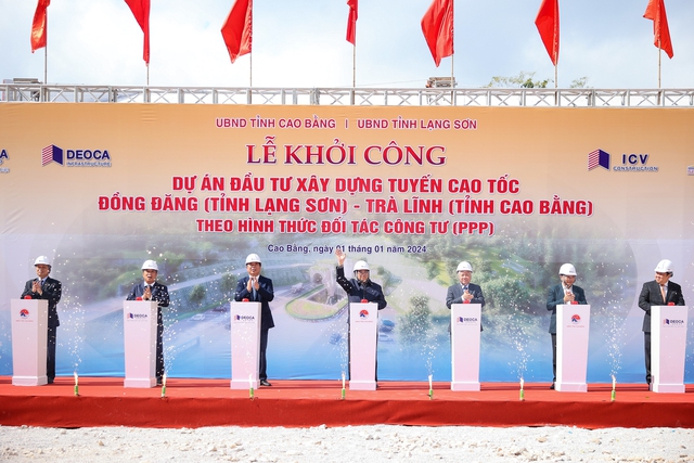 Thủ tướng Phạm Minh Chính và lãnh đạo các bộ, ngành, dịa phương thực hiện nghi lễ khởi công cao tốc Đồng Đăng - Trà Lĩnh