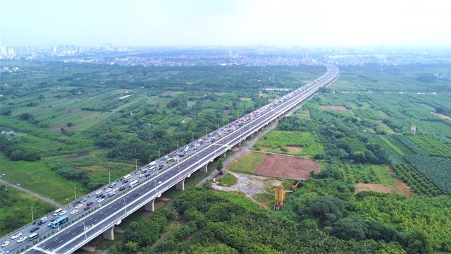 Cầu Vĩnh Tuy 2 là công trình quan trọng góp phần giải quyết điểm nghẽn giao thông kết nối giữa hai bờ sông Hồng.