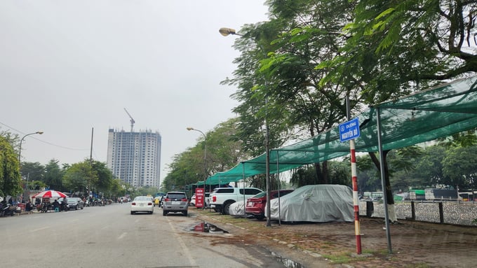 Hầu hết vỉa hè đường Nguyễn Bồ - đoạn trước cổng Bệnh viện Nội tiết Trung ương cơ sở 2 bị chiếm dụng làm nơi trông giữ ô tô ngày và đêm.
