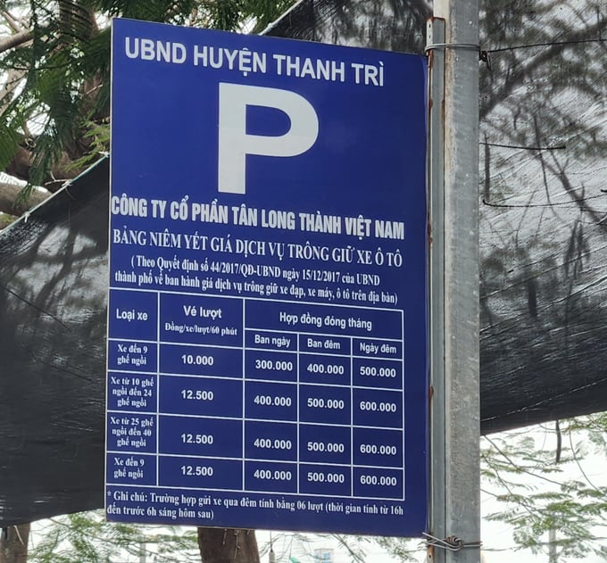 Bảng niêm yết giá dịch vụ trông giữ xe ô tô của được Cty Tân Long Thành Việt Nam lắp đặt trái phép, khiến người dân bức xúc