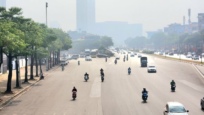 Không chỉ thiếu biện pháp bảo đảm ATGT, tuyến đường Lê Quang Đạo đoạn qua cổng phường Phú Đô có nhiều đoạn không có vạch kẻ đường, biển phân làn phương tiện.