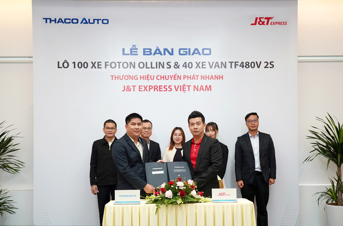 Đại diện THACO AUTO (bên trái) và đại diện J&T Express VN ký kết bàn giao 140 xe vào 27/12/2023