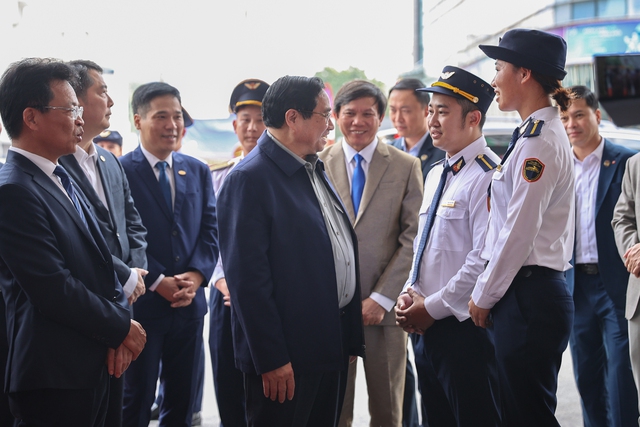 Trước khi dự Hội nghị, Thủ tướng Phạm Minh Chính đã đi thăm, kiểm tra Ga Hà Nội và đoàn tàu khách chất lượng cao của Tổng Công ty