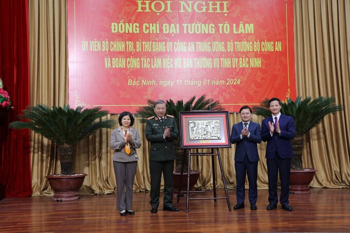 Lãnh đạo tỉnh Bắc Ninh trao tặng tranh dân gian Đông Hồ cho Bộ trưởng Bộ Công an Tô Lâm.