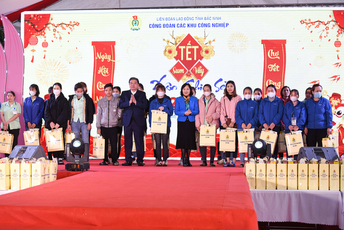 Các đồng chí lãnh đạo tỉnh Bắc Ninh chụp ảnh lưu niệm với công nhân, người lao động nhân dịp “Tết sum vầy – Xuân chia sẻ”.