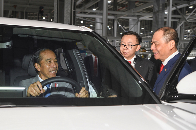 Tổng thống Indonesia Joko Widodo trực tiếp ngồi thử ghế lái chiếc VF9 tại Nhà máy