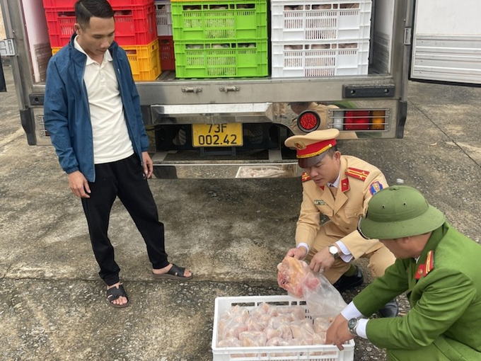 Gần 4 tấn thịt gà đông lạnh không rõ nguồn gốc bị lực lượng chức năng tỉnh Quảng Bình thu giữ.