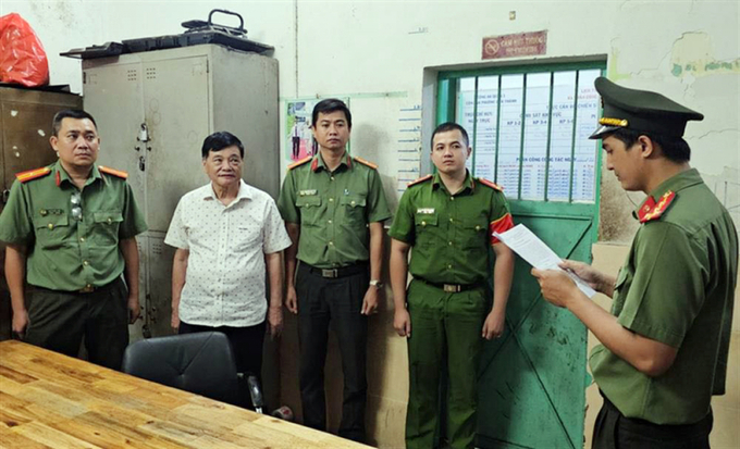 Cơ quan ANĐT Công an TP Hồ Chí Minh tống đạt các quyết định và lệnh đối với ông Nguyễn Công Khế.