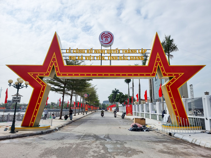 Những ngày này, khắp các trục đường chính ở huyện Việt Yên đã bắt đầu rực rỡ sắc màu của cờ, hoa, cán bộ, đảng viên và nhân dân trong huyện đang hân hoan chờ đón sự kiện trọng đại của địa phương khi được công nhận trở thành thị xã.