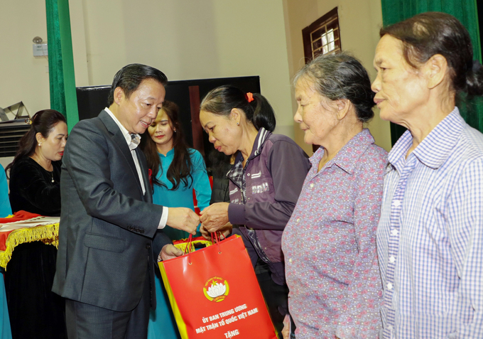 Phó Thủ tướng Chính phủ Trần Hồng Hà trao quà cho các hộ nghèo trên địa bàn tỉnh Bắc Ninh.