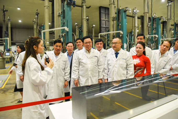 Trước đó, Chủ tịch Quốc hội Vương Đình Huệ thăm xưởng sản xuất tấm silic và lắp ráp tấm pin năng lượng mặt trời (module quang điện)