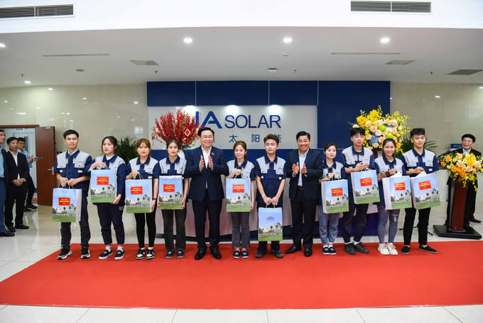 Chủ tịch Quốc hội Vương Đình Huệ đã tặng hàng trăm suất quà cho cán bộ công nhân công ty TNHH JA Solar Việt Nam nhân dịp Tết Nguyên đán cổ truyền.