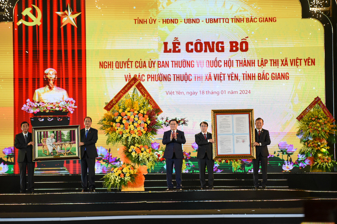 Chủ tịch Quốc hội Vương Đình Huệ trao Nghị quyết của UBTVQH về thành lập thị xã Việt Yên và các phường thuộc thị xã.