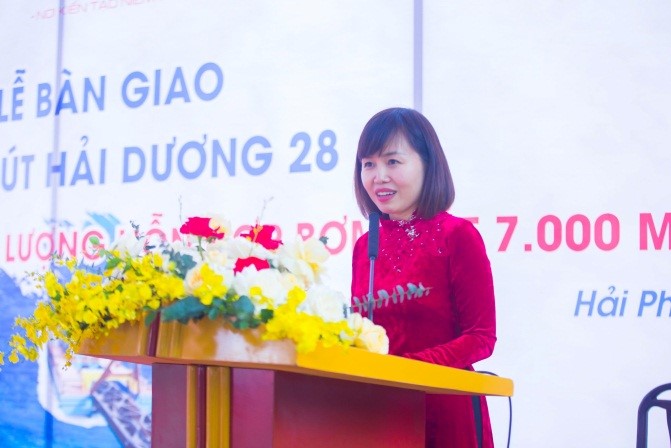 Bà Trần Thị Hồng Nhung, Giám đốc Công ty TNHH Xây dựng và Thương mại Hải Minh Long phát biểu tại buổi lễ bàn giao