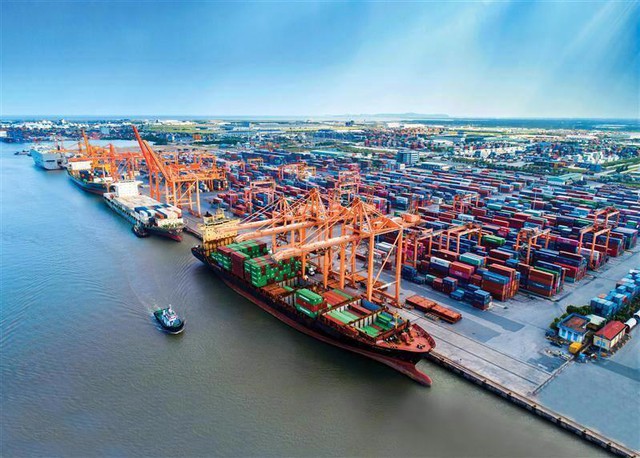 Bộ Giao thông vận tải vừa có văn bản gửi Cục Hàng hải Việt Nam liên quan tới việc hỗ trợ doanh nghiệp trước tình trạng giá dịch vụ vận chuyển hàng hóa container đi châu Âu, châu Mỹ tăng cao