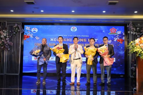 Ông Lê Văn Tiến - Chủ tịch Hiệp hội Vận tải Hải Phòng tặng hoa cho các hội viên