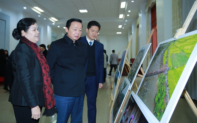 Bí thư Tỉnh uỷ Lai Châu Giàng Páo Mỷ giới thiệu với Phó Thủ tướng Trần Hồng Hà một số hình ảnh về quy hoạch của tỉnh Lai Châu