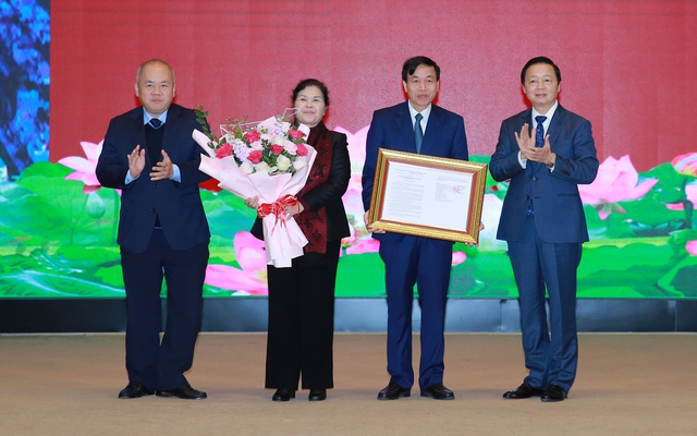Phó Thủ tướng Trần Hồng Hà trao Quyết định của Thủ tướng Chính phủ phê duyệt Quy hoạch tỉnh Lai Châu cho lãnh đạo tỉnh Lai Châu
