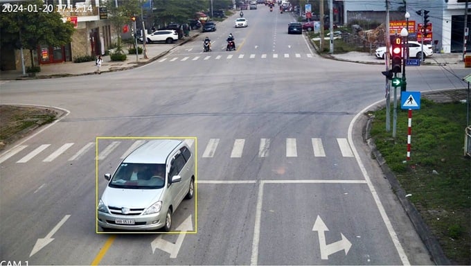 Một xe ô tô lấn làn, đè vạch kẻ đường tại đường Xương Giang, phường Xương Giang