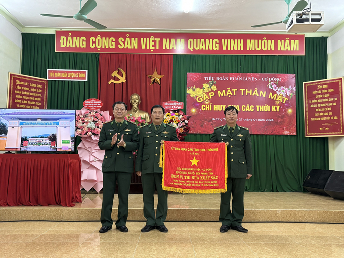 Đại tá Phạm Tùng Lâm, Bí thư Đảng ủy, Chính ủy BĐBP tỉnh Thừa Thiên Huế tặng cờ thi đua cho Tiểu đoàn HL-CĐ.