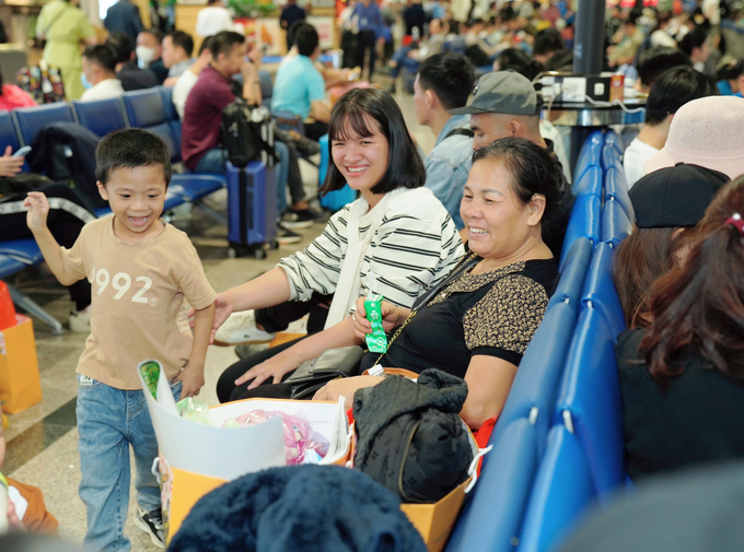 Nụ cười của các hành khách trên chuyến bay đoàn viên chính là món quà ý nghĩa nhất mà Vietnam Airlines được nhận lại.