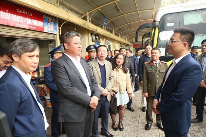 Ông Nguyễn Mạnh Quyền - Phó Chủ tịch UBND TP Hà Nội kiểm tra công tác phục vụ hành khách dịp Tết Nguyên đán tại Bến xe Mỹ Đình.