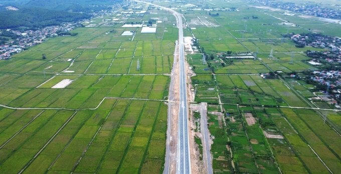 Đường ven biển qua thị xã Cửa Lò (Nghệ An).