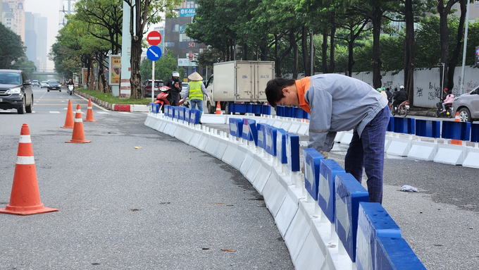 Ngoài việc lắp đặt hàng rào phân làn, hệ thống giải phân cách cứng cũng đã được triển khai lắp đặt tại nút giao Lê Quang Đạo - Mễ Trì nhằm giảm thiểu tình trạng ùn tắc.