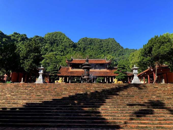 Chùa Hương là địa điểm du lịch tâm linh có lịch sử lâu đời tại Hà Nội