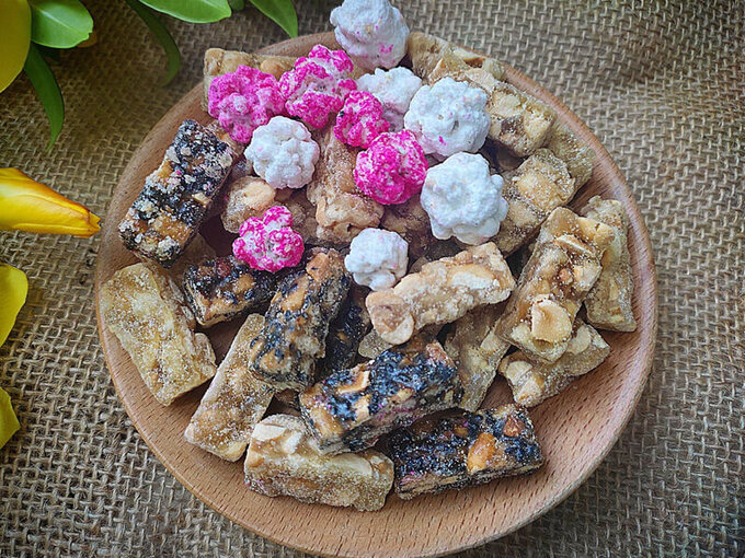 Người Việt chuẩn bị món kẹo thèo lèo để cúng tiễn ba vị Táo quân, mong sao các vị thần sẽ tâu với Ngọc Hoàng những lời ngọt ngào, tốt đẹp về gia chủ trong năm qua.