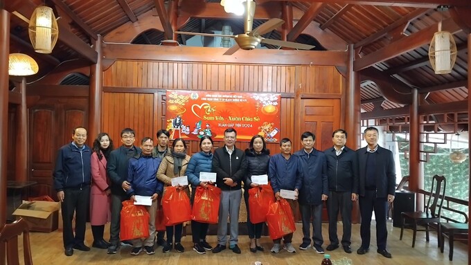 Chủ tịch Công đoàn Cục Đường bộ Việt Nam thăm và tặng quà cho công nhân ngành Đường bộ dịp Tết Giáp Thìn