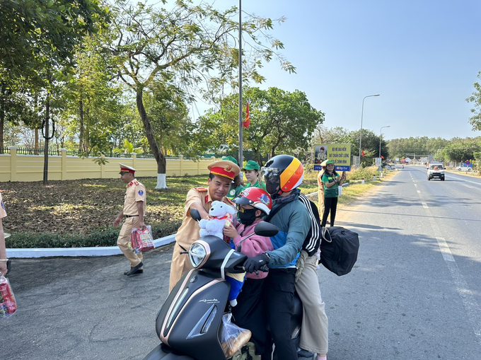 CSGT Bình Thuận tặng quà, gấu bông và lì xì cho một em nhỏ