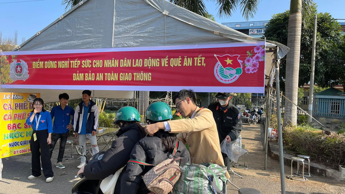 CSGT Sơn La tặng mũ bảo hiểm đạt chuẩn cho người dân về quê bằng xe máy