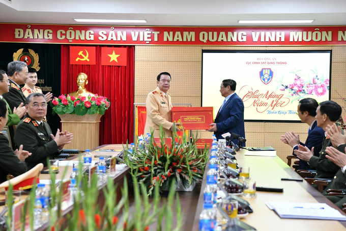 Thủ tướng tặng quà Cục CSGT dịp Tết Giáp Thìn