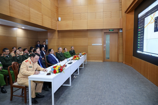 Thủ tướng thăm Trung tâm chỉ huy tại Cục Cảnh sát giao thông - Ảnh: VGP/Nhật Bắc