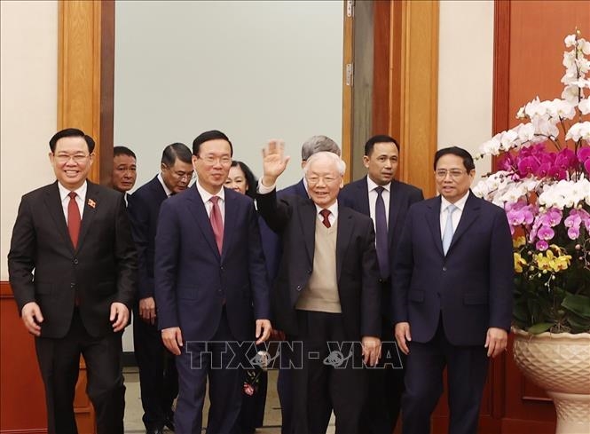 Tổng Bí thư Nguyễn Phú Trọng cùng các đồng chí lãnh đạo, nguyên lãnh đạo Đảng, Nhà nước dự chúc Tết. (Ảnh: Trí Dũng/TTXVN)