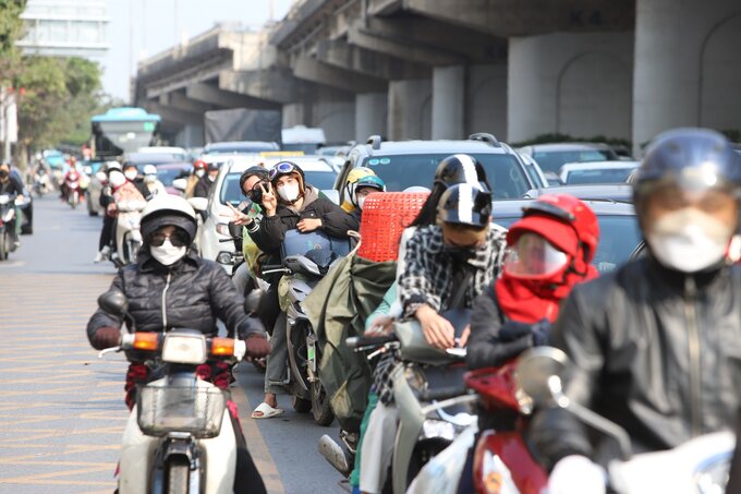 Nhiều người dân đã lựa chọn trở lại Hà Nội sớm 1 ngày, tuy nhiên tình trạng đông đúc không tránh khỏi