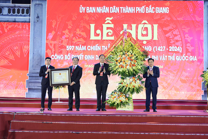 Bí thư Tỉnh ủy Bắc Giang Dương Văn Thái trao Quyết định danh mục di sản văn hóa phi vật thể quốc gia Xương Giang.