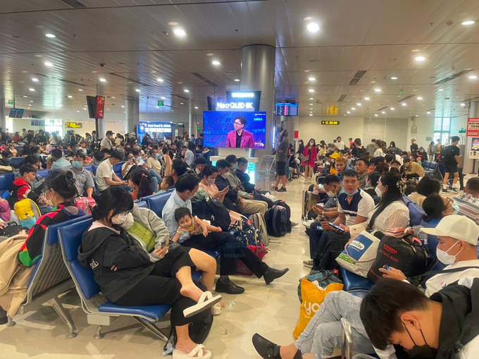 Đây là ngày thứ 2 liên tiếp, sân bay Tân Sơn Nhất đón lượng khách qua cảng đạt mức rất cao