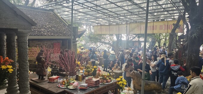 Vào ngày khai hội, rất đông du khách và người dân địa phương đi lễ chùa
